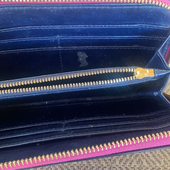 Tory Burch wallet zipper has no pull other then that it in Guc. Minor scratch - Picture 5 of 6